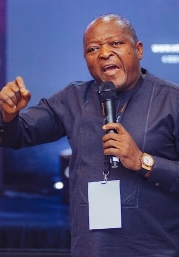 Eloge team collaborating